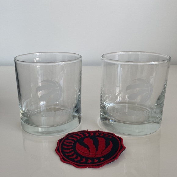 Raptors commemorative glasses for the 2021-22 basketball season & Raptors patch - Picture 9 of 11